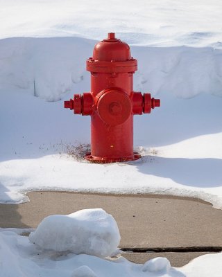 Borne-fontaine dans la neige