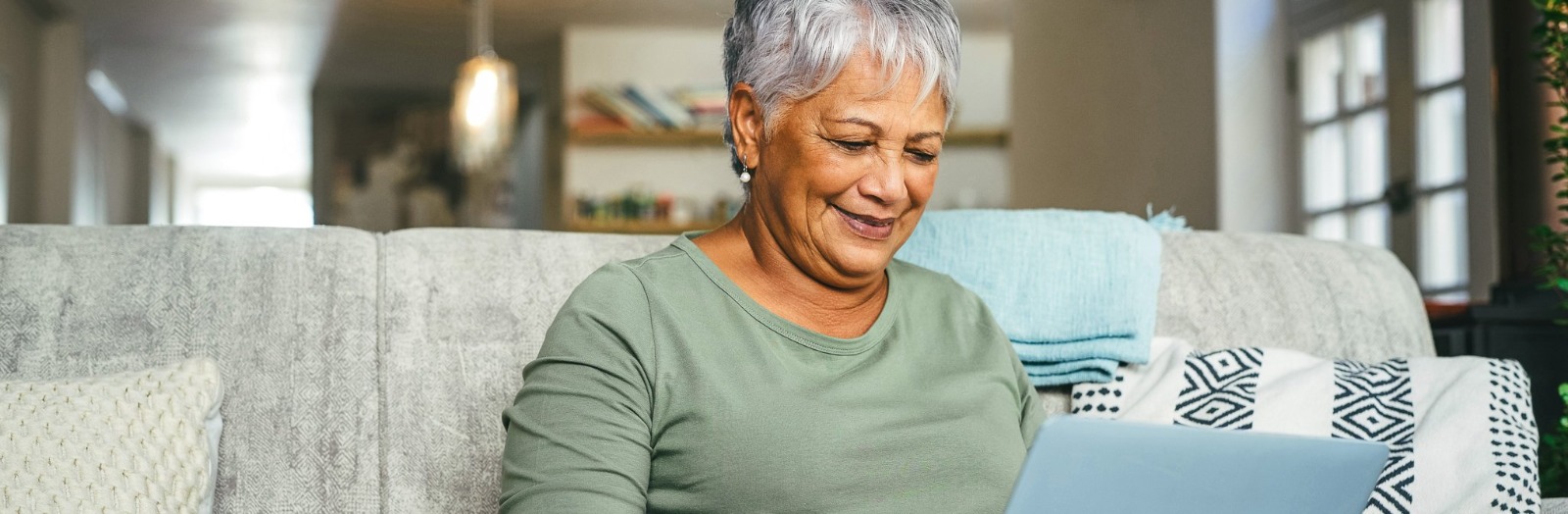 Femme qui fait de la recherche sur un ordinateur portable