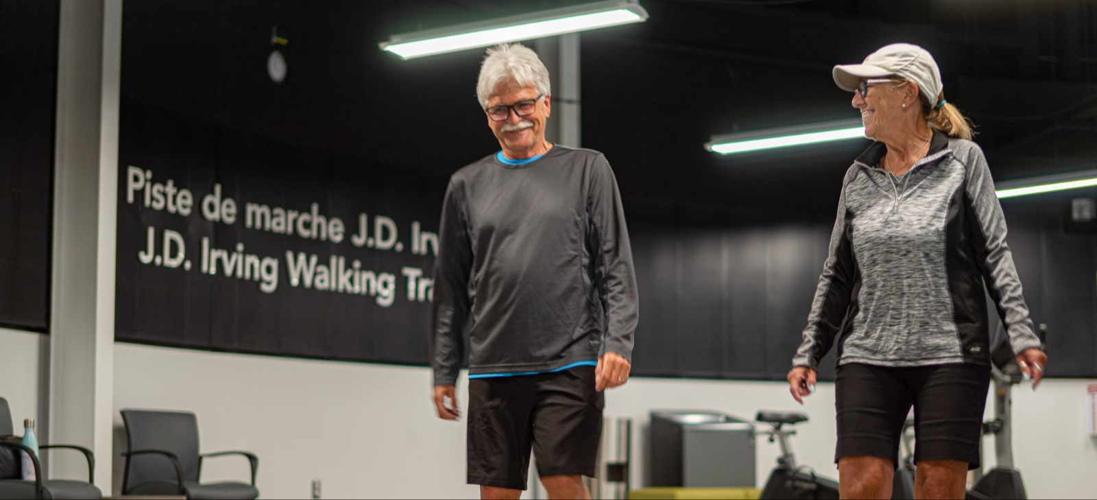 Couple qui marche sur la piste de marche J.D. Irving